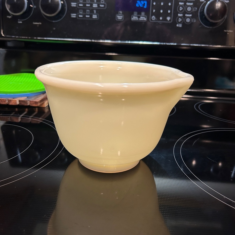 Custard Glass Mixing Bowl Uranium